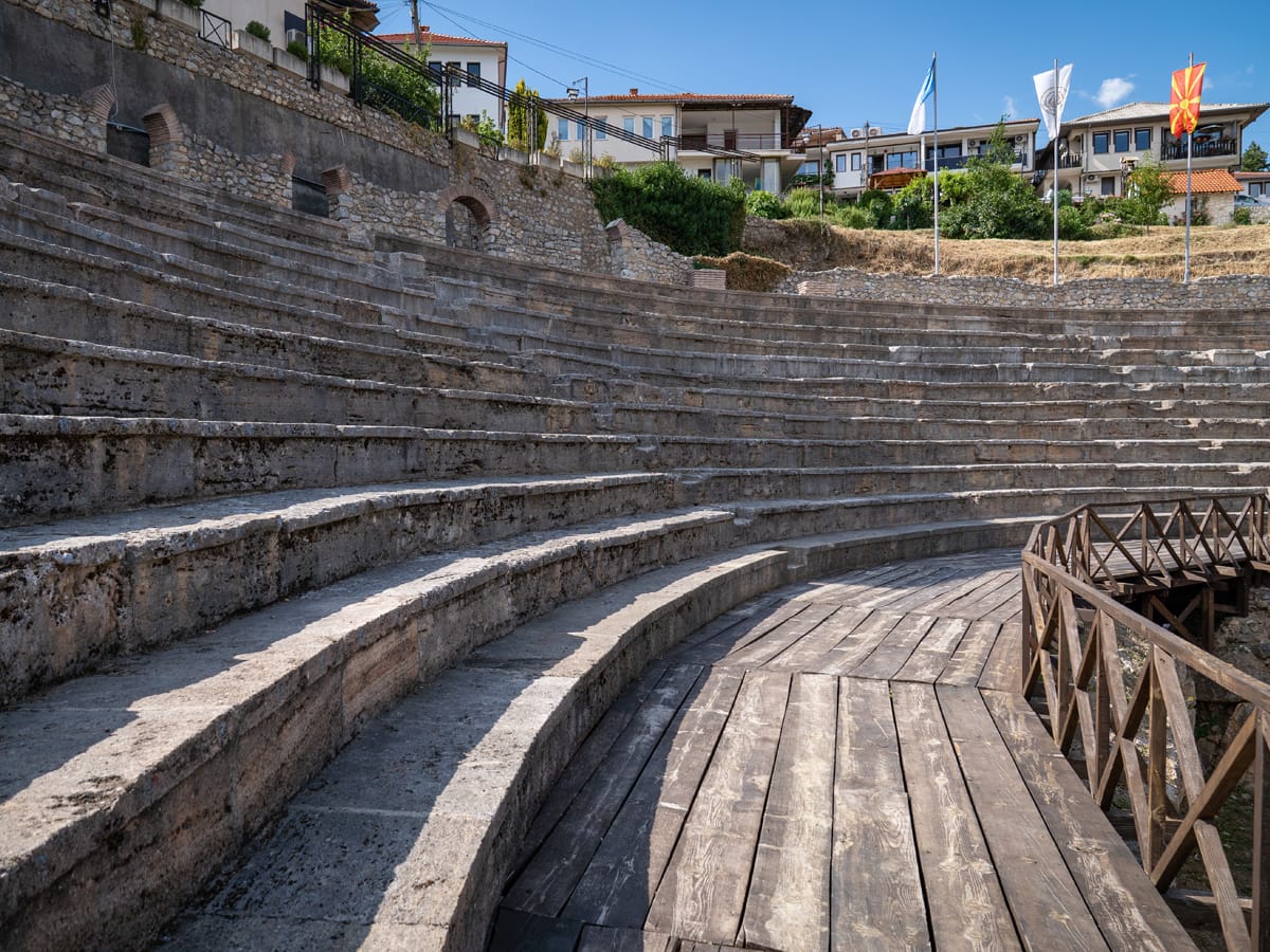 Steinerne Sitzreihen des antiken hellenistischen Theaters von Ohrid mit Blick auf die Bühne