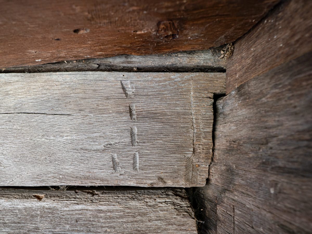 Zimmermannsmarkierungen auf einem Holzbalken der UNESCO-Holzkirche in Bârsana aus der Umsetzung von 1806.