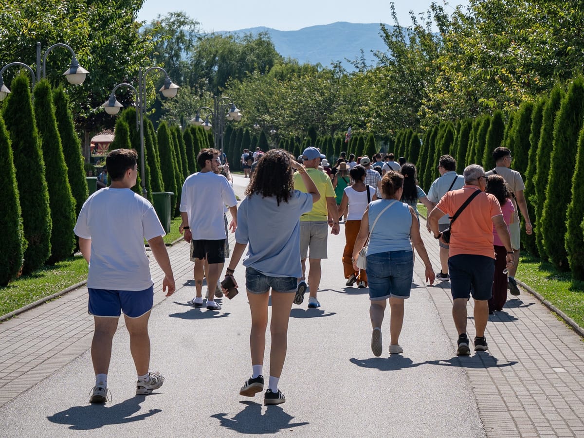 Besucher auf der Allee zum Kloster Sveti Naum am Südufer des Ohridsees während der Hauptsaison.