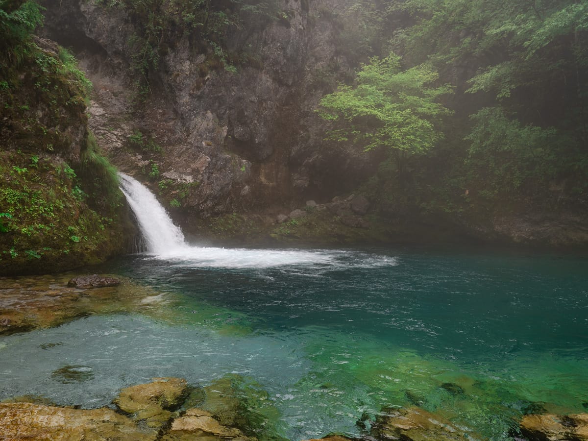 Wasserfall am Blue Eye bei Theth mit türkisfarbenem Karstwasser in den Albanischen Alpen