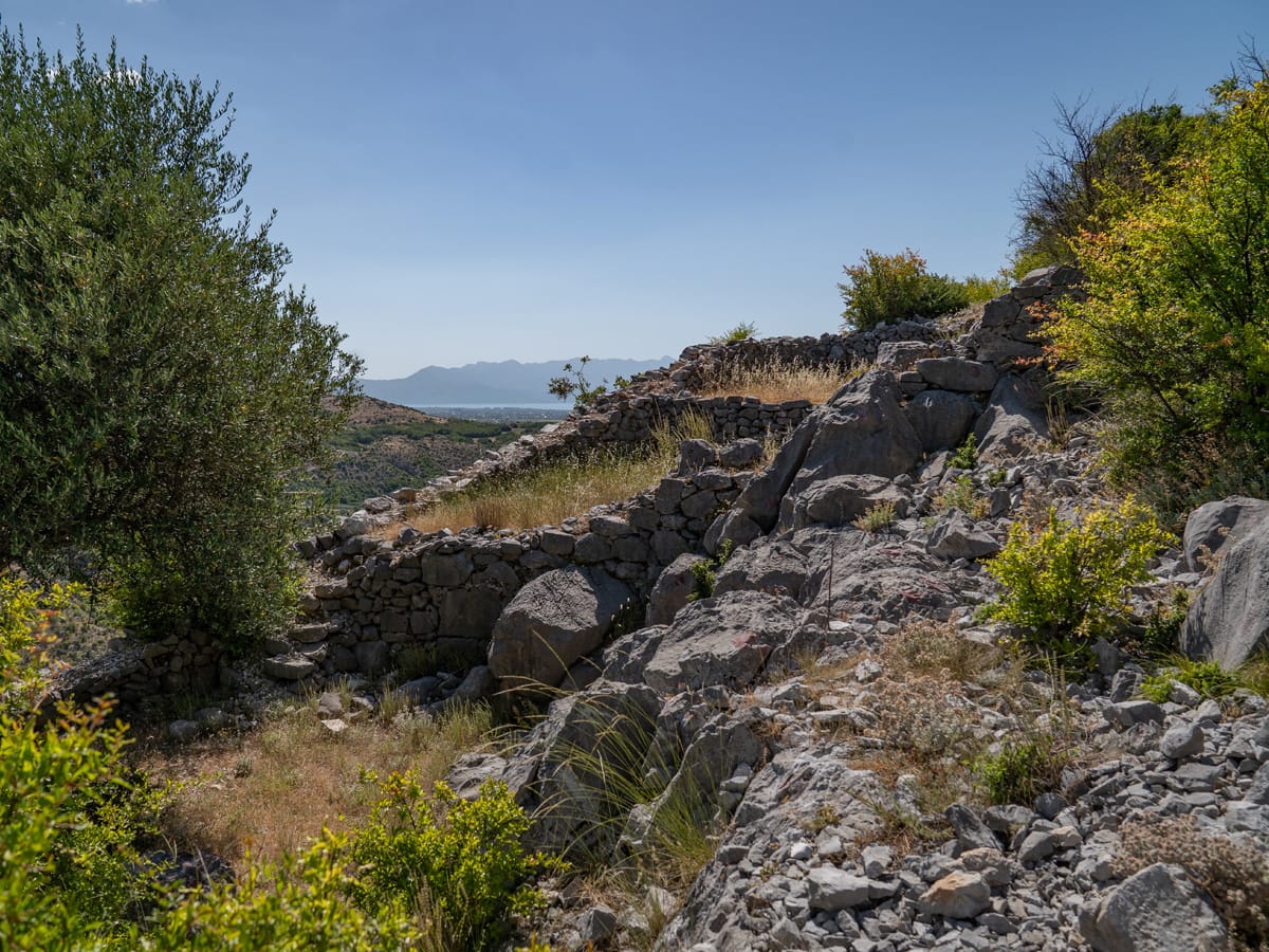 Burgruinen entlang des Aufstiegs zur inneren Burg von Drisht in Nordalbanien.