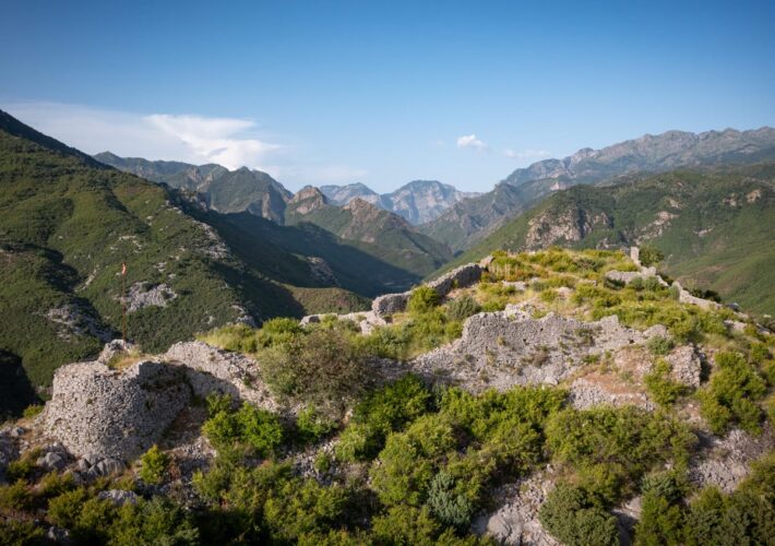 Die Burg Drisht über dem Kir-Tal vor der Kulisse der Albanischen Alpen