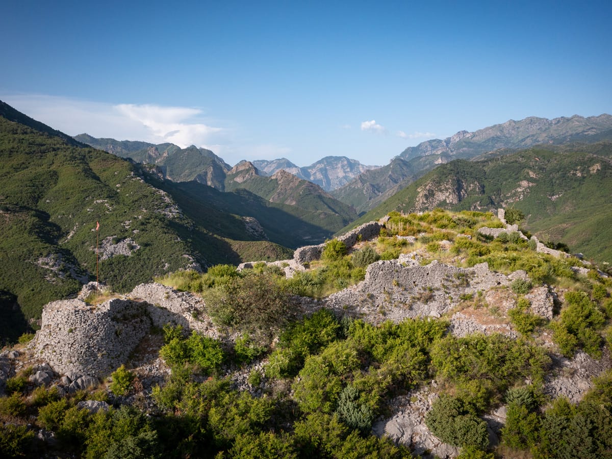 Die Burg Drisht über dem Kir-Tal vor der Kulisse der Albanischen Alpen