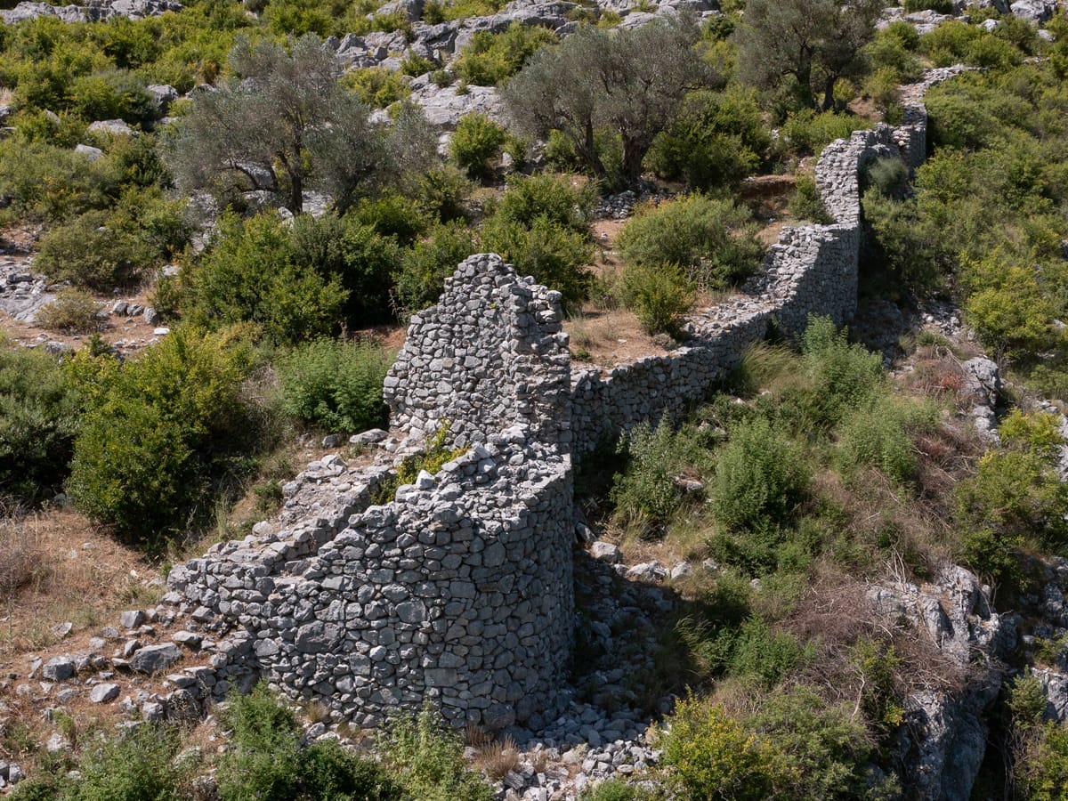 Erhaltene Burgmauer der Festung Drivastum in Drisht, Nordalbanien