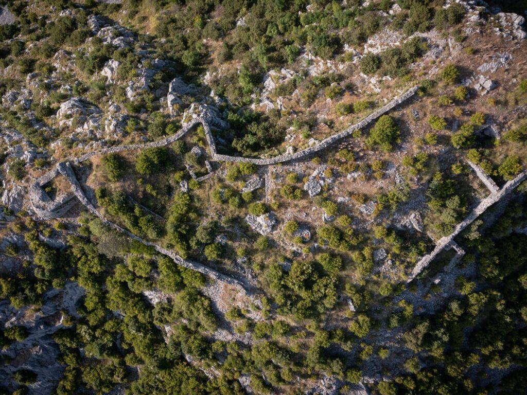 Orthogonale Drohnenaufnahme der inneren Burganlage von Drisht mit erhaltenen Festungsmauern und Ruinen in Nordalbanien.