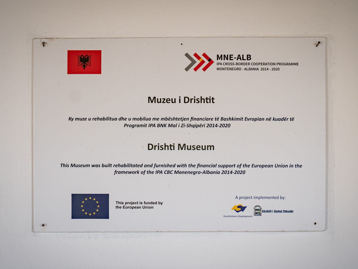 Hinweisschild des EU-geförderten Museums in Drisht, das heute leer und nicht mehr in Betrieb ist