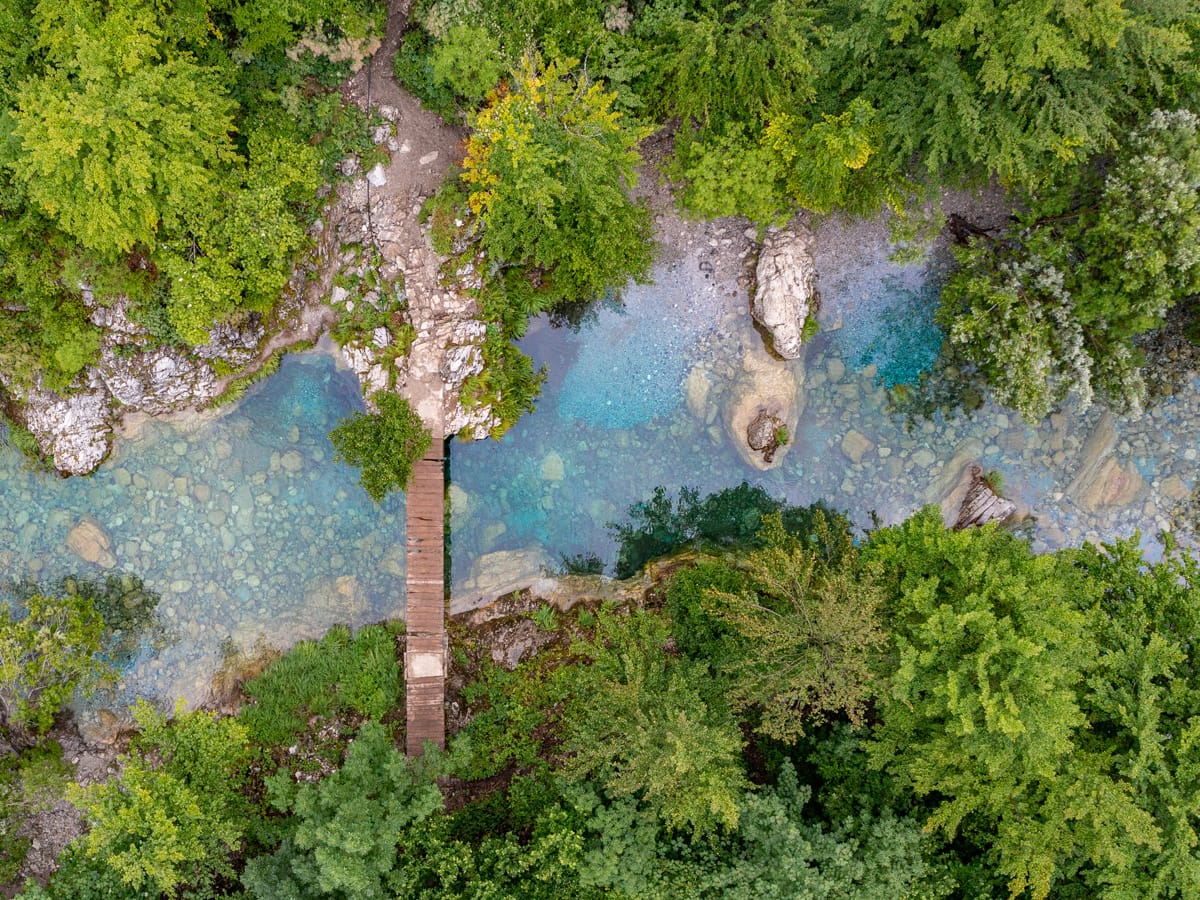 Drohnenaufnahme der Lagune und Holzbrücke kurz vor dem Blue Eye bei Nderlysaj in Albanien.