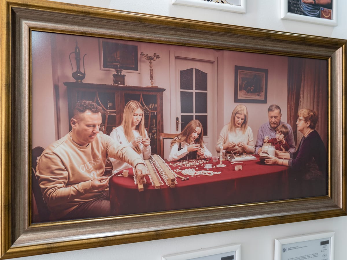 Mehrere Generationen der Familie Filev bei der Herstellung der traditionellen Ohrid-Perlen.