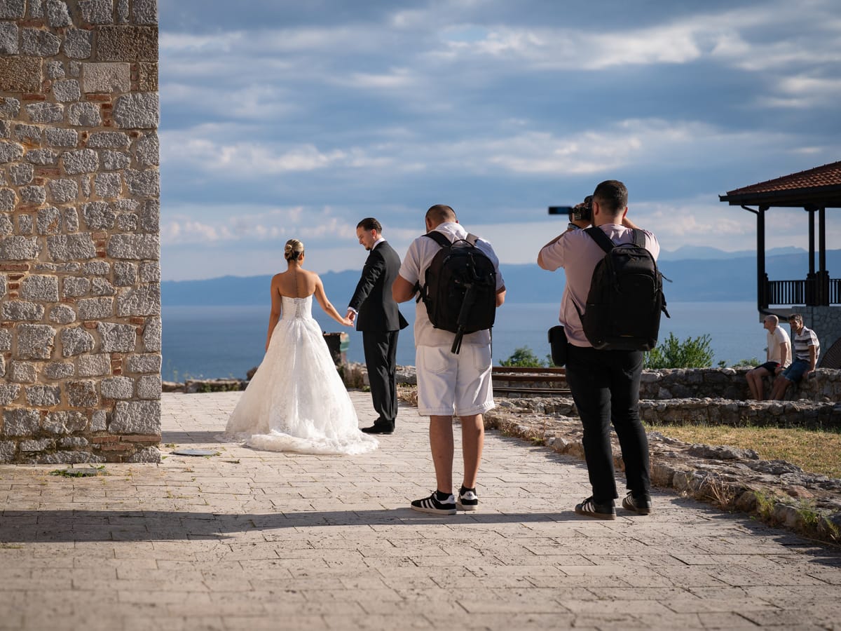 Brautpaar bei einem Hochzeitsfotoshooting auf der Ausgrabungsstätte Plaošnik in Ohrid mit Blick auf den Ohridsee