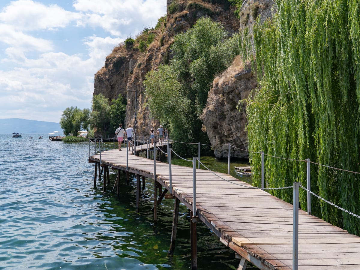 Holzsteg entlang der Felsen zur Kirche St. Jovan Kaneo in Ohrid