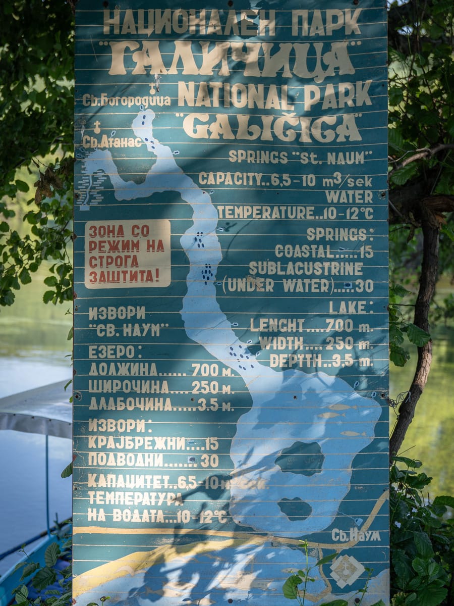 Informationstafel zu den Quellen von Sveti Naum am Ohridsee.