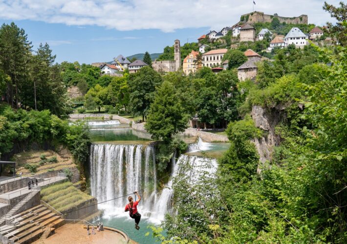 Jajce in Bosnien mit Pliva-Wasserfall, Altstadt und Zitadelle