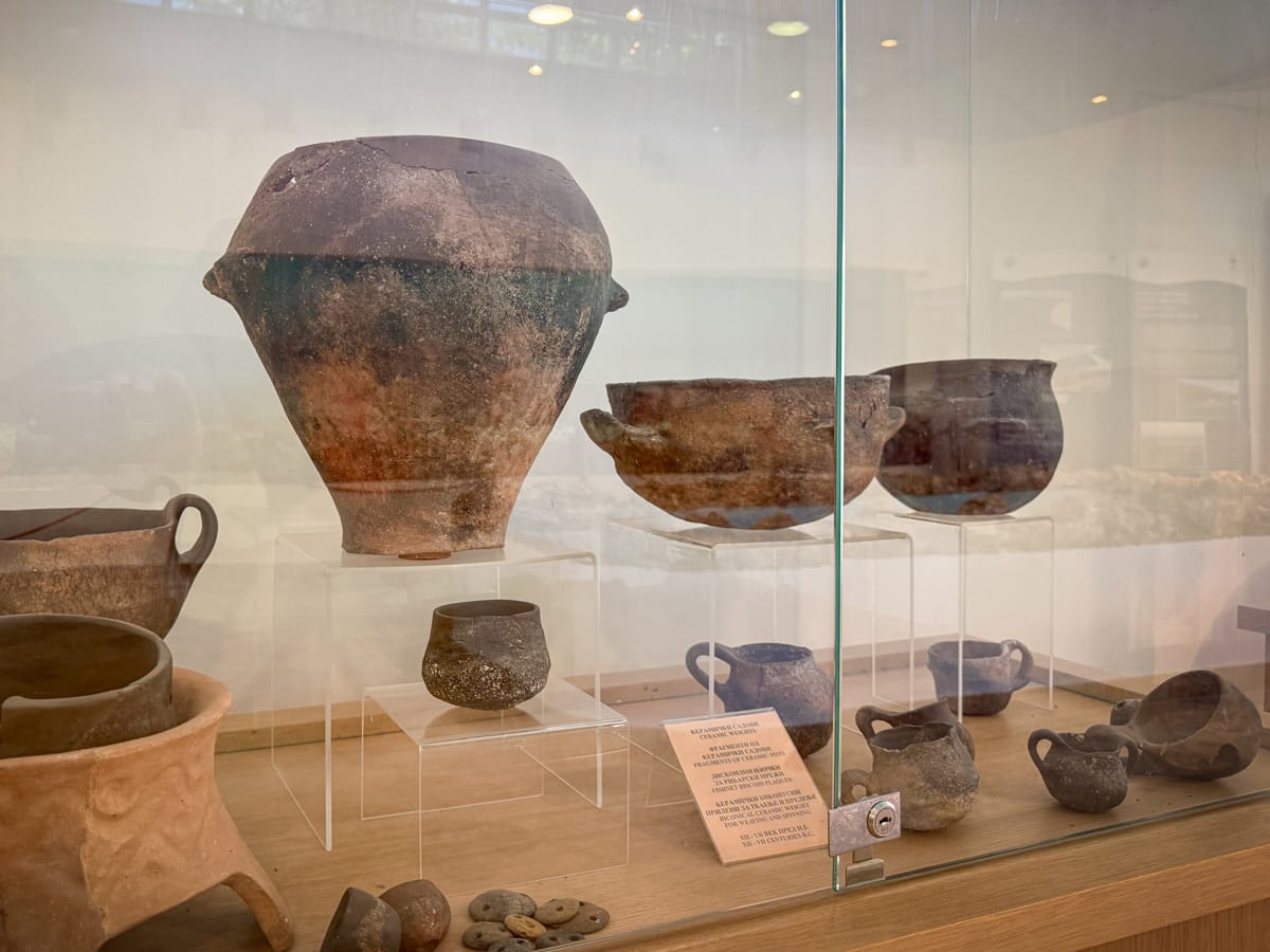Originale Keramikgefäße aus der Bronze- und Eisenzeit im Museum der Museumsbucht der Knochen am Ohridsee.