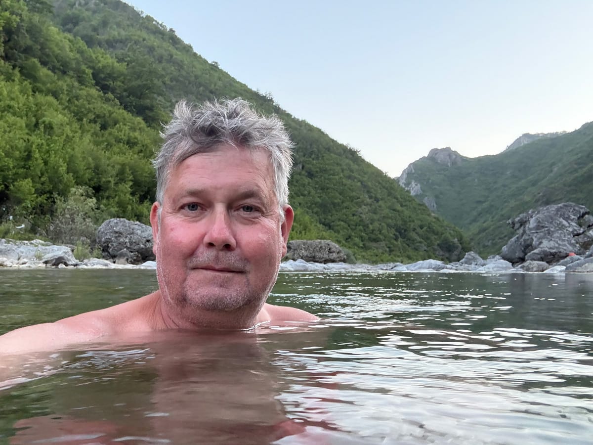 Mario beim Baden im Kir-Fluss bei Prekal in Nordalbanien während der Abenddämmerung