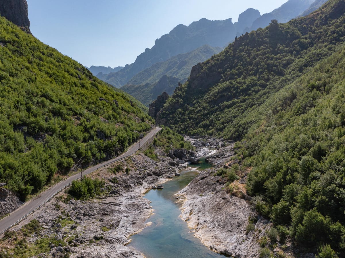 Drohnenaufnahme des Kir-Flusses bei Prekal mit kristallklarem, smaragdgrünem Wasser in einer Kalksteinschlucht nahe Shkodra.