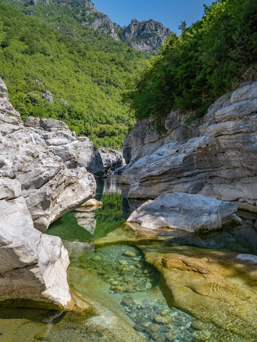 Kristallklarer Naturpool mit smaragdgrünem Wasser im Kir-Fluss bei Prekal nahe Shkodra in Nordalbanien.