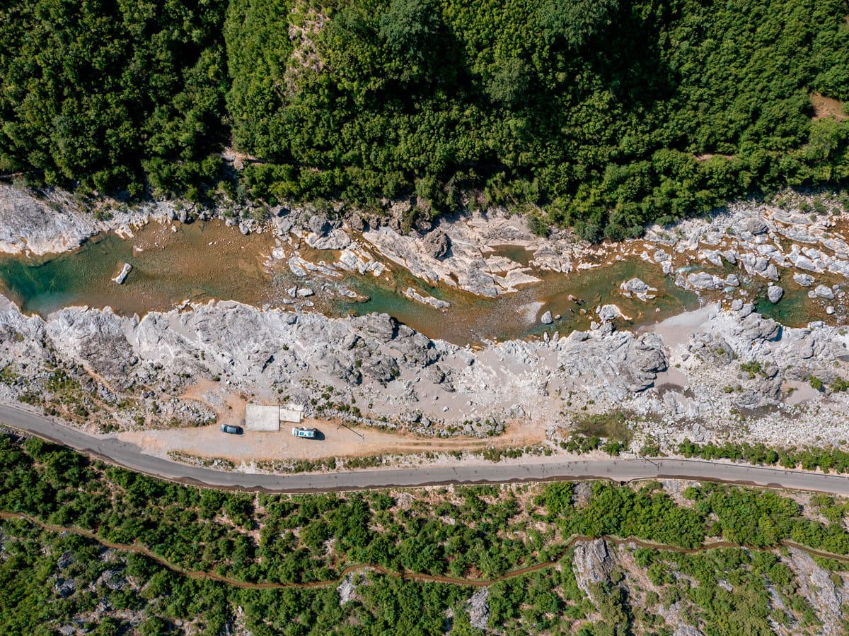 Drohnenaufnahme des Parkplatzes an den Badestellen des Kir-Flusses bei Prekal mit direktem Zugang zum Fluss.