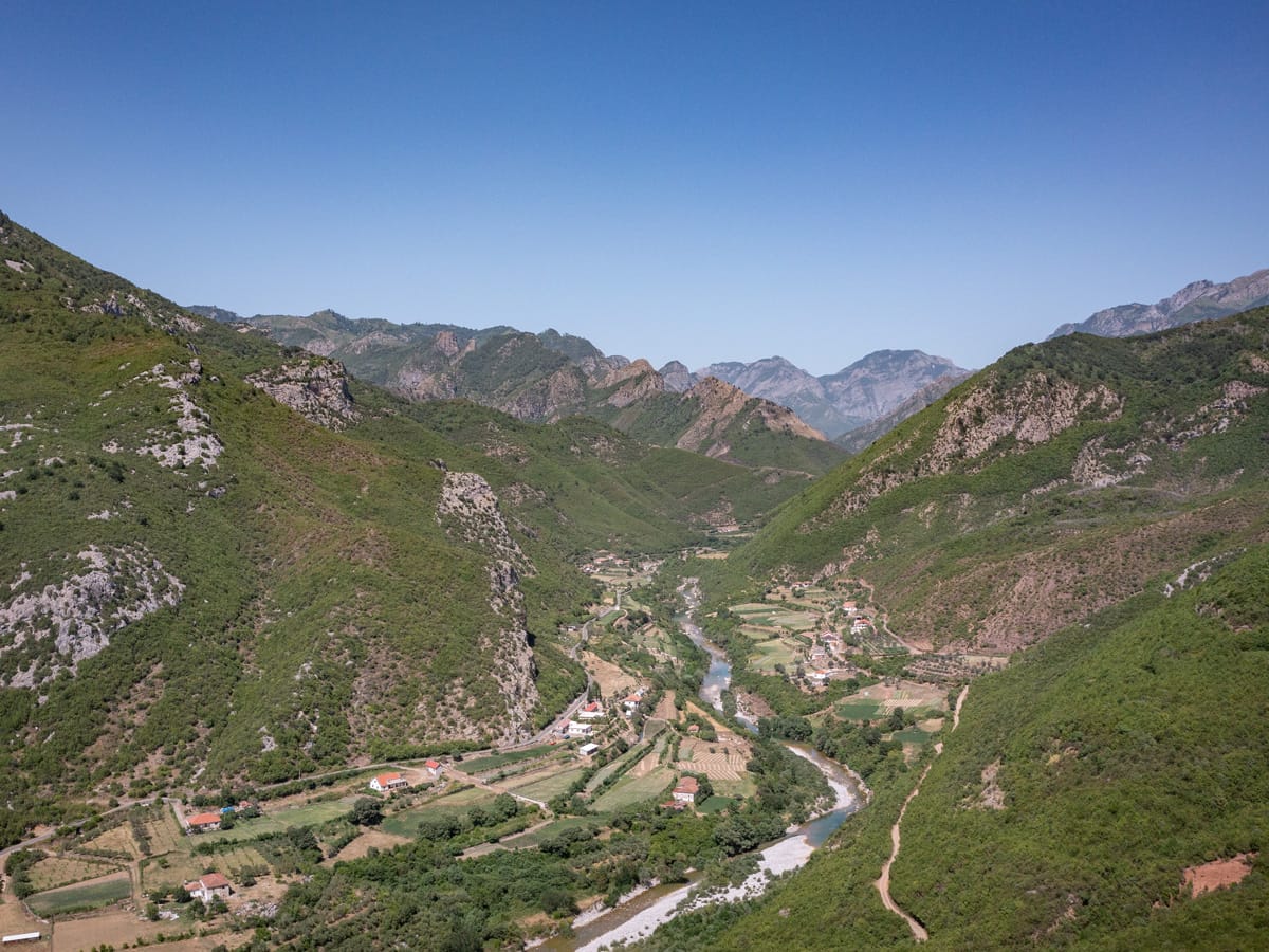 Blick über das Kir-Tal und die Albanischen Alpen bei Drisht in Nordalbanien