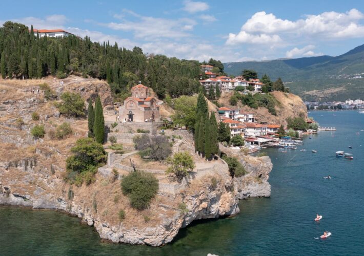 Kirche St. Jovan Kaneo auf der Felsklippe über dem Ohridsee in Ohrid