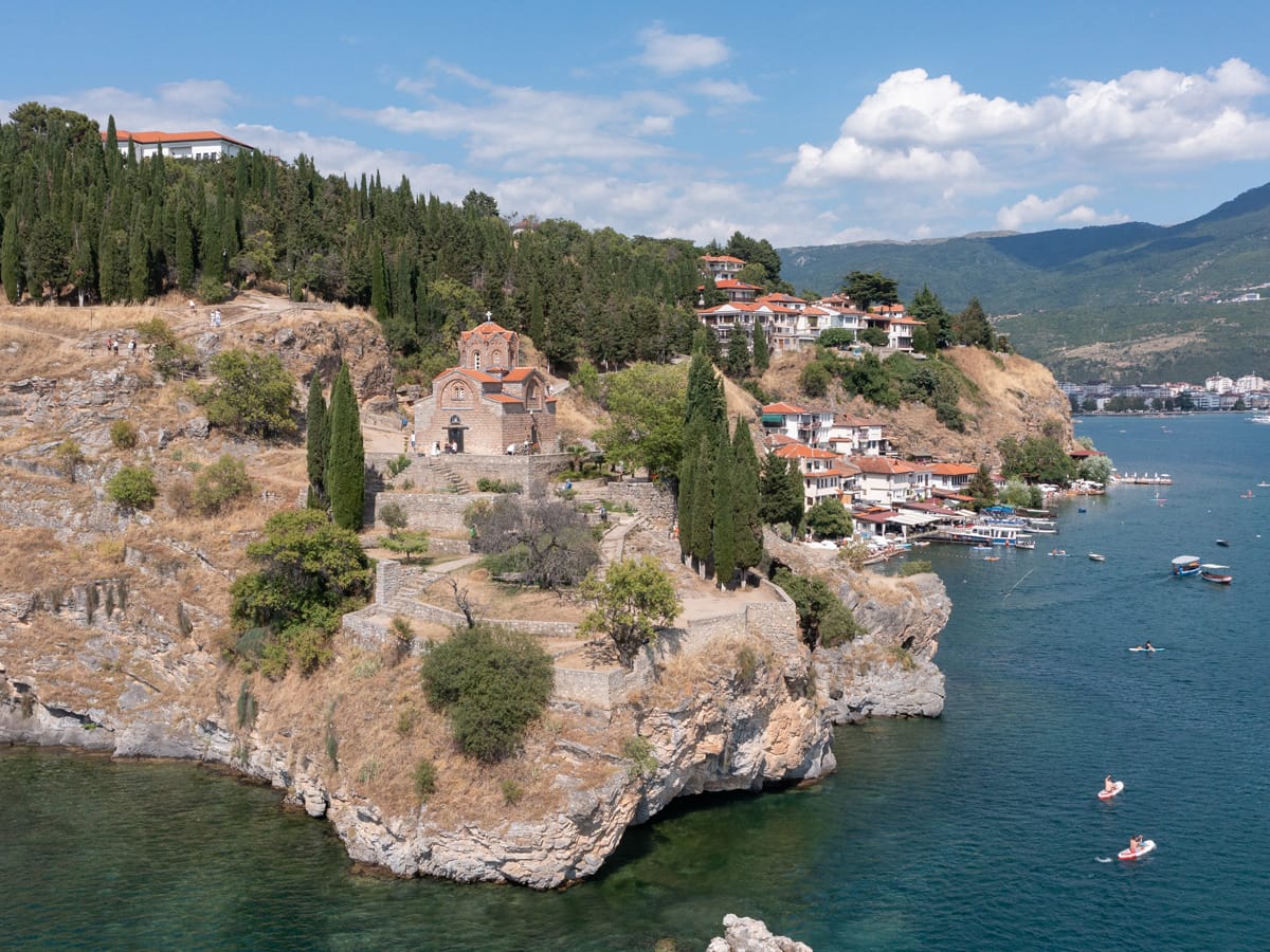 Kirche St. Jovan Kaneo auf der Felsklippe über dem Ohridsee in Ohrid