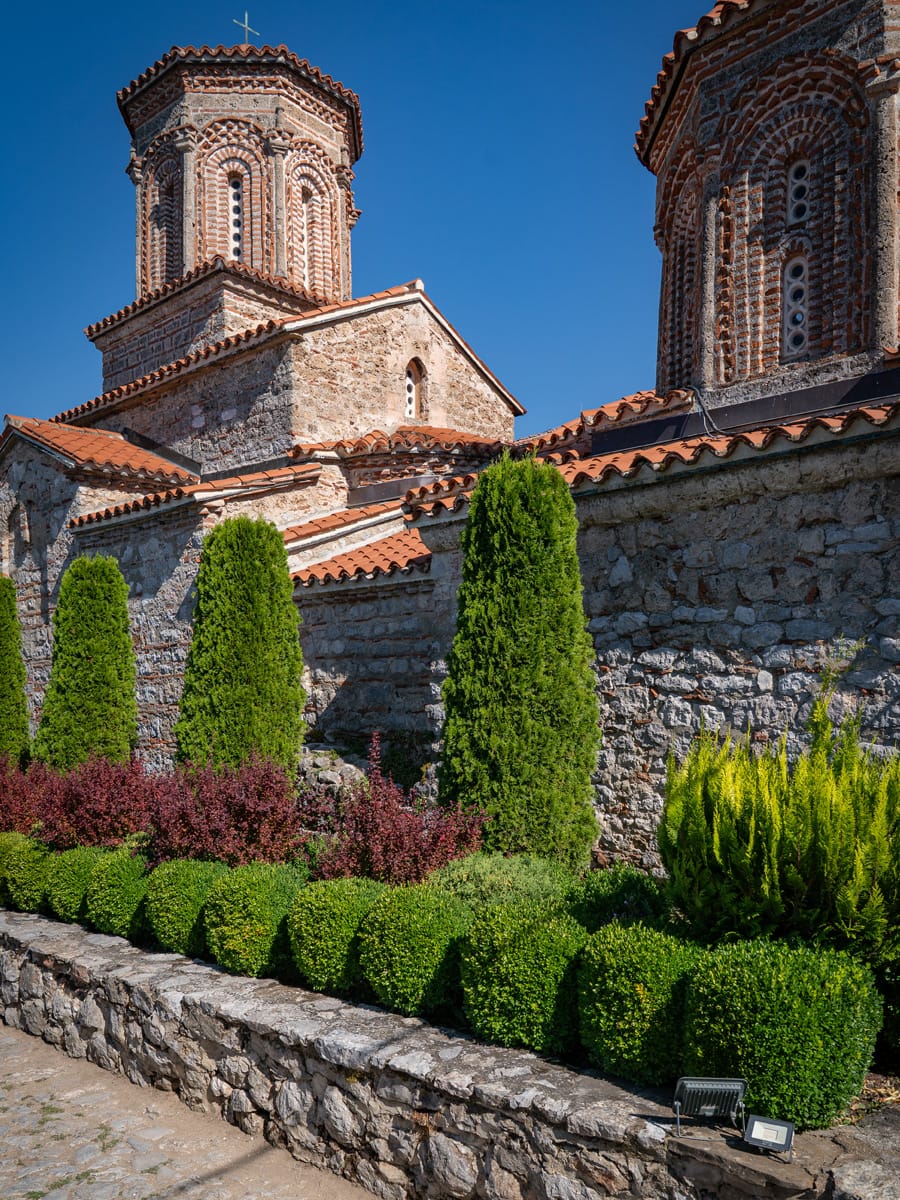 Klosterkirche Sveti Naum am Ohridsee mit ihren charakteristischen Kuppeln und byzantinischer Architektur.