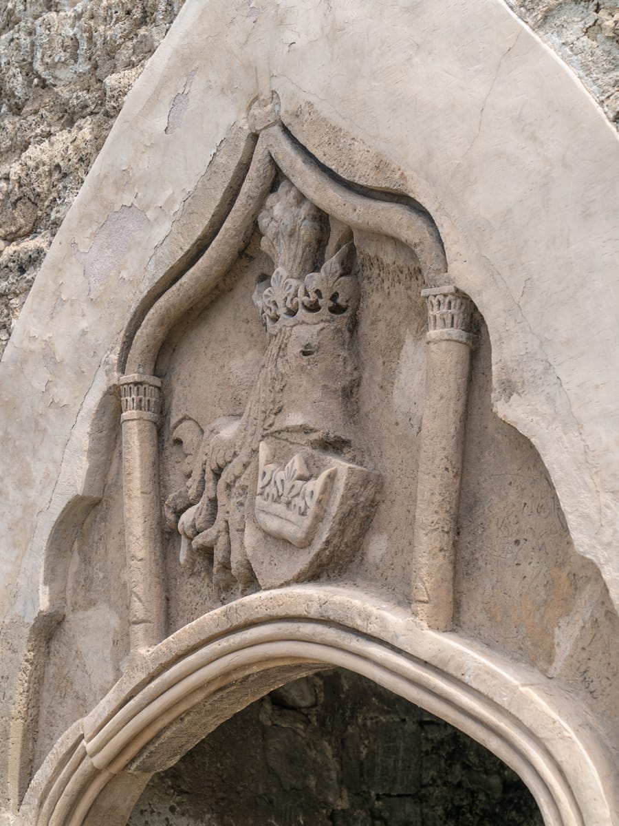 Steinerne Krone im Wappenrelief über dem Portal der Königskirche in Jajce, Bosnien-Herzegowina.