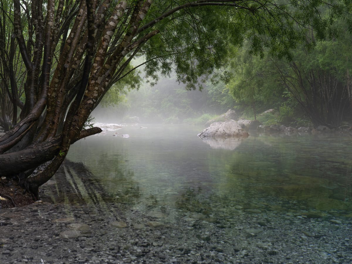 Kristallklares Wasser an der Lagune kurz vor dem Blue Eye bei Nderlysaj in Albanien.