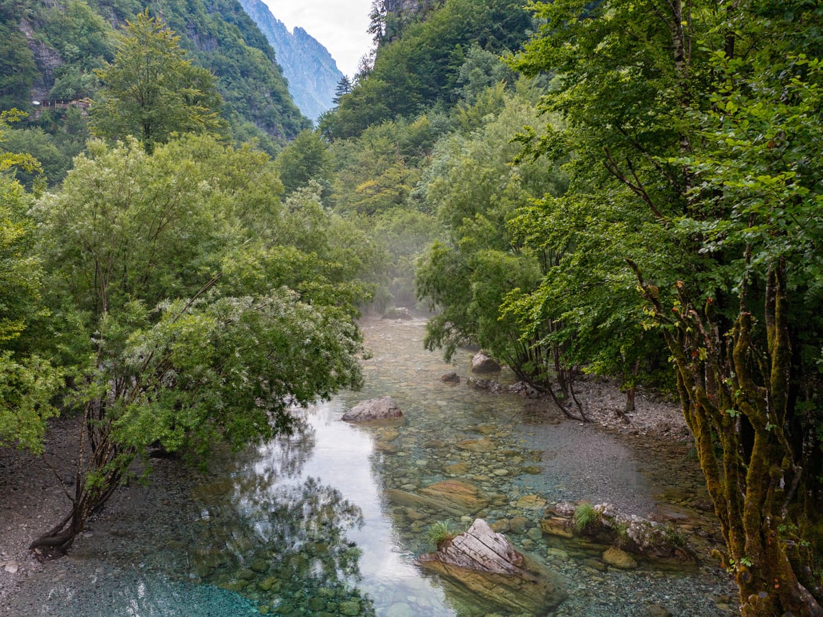 Türkisfarbene Lagune kurz vor dem Blue Eye bei Nderlysaj in den Albanischen Alpen.
