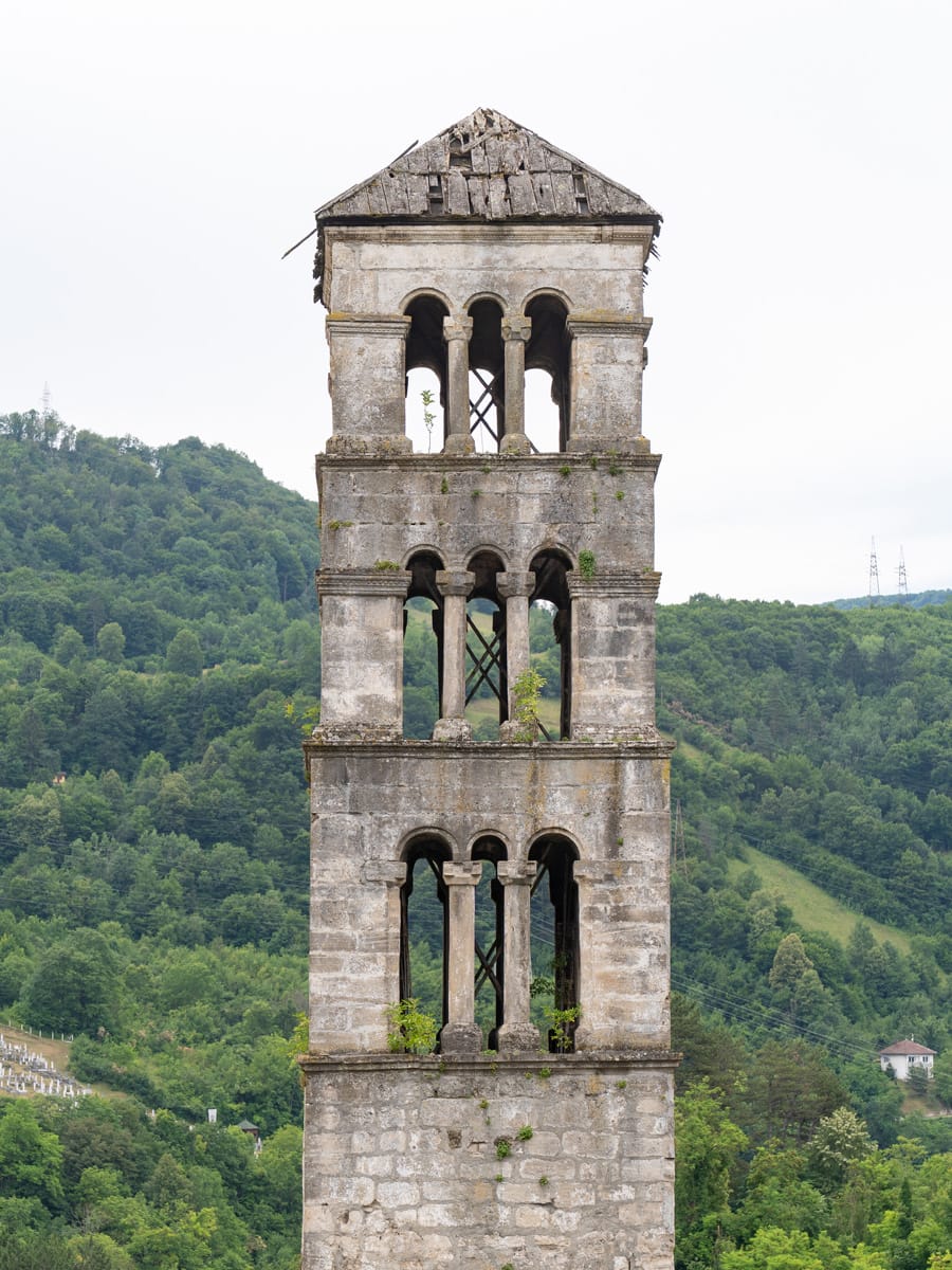 Der Lukasturm (Toranj sv. Luke) in Jajce, Bosnien-Herzegowina, mit seinen markanten Rundbogenfenstern.