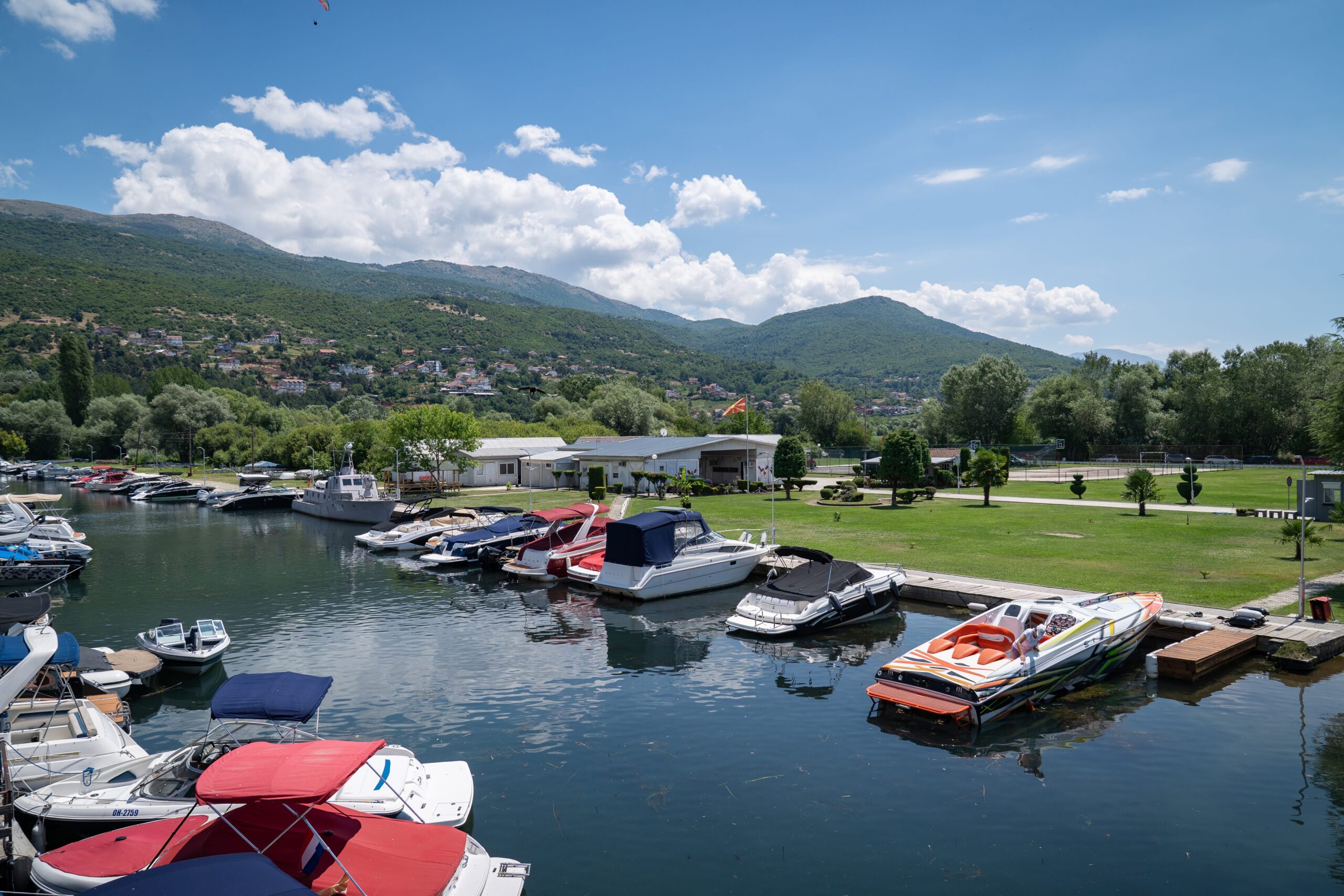 Marina am Ohridsee mit Marinehafen und privaten Booten in Ohrid