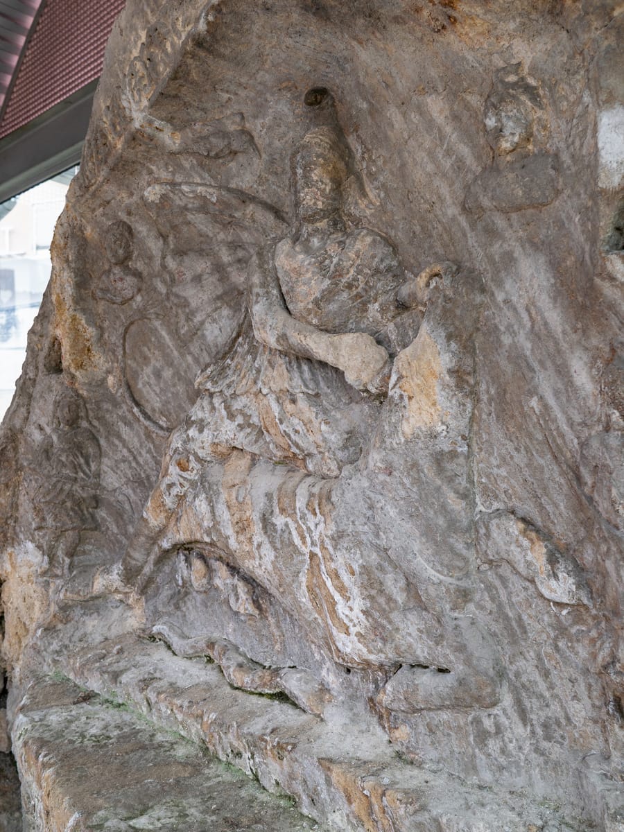 Steinrelief des Gottes Mithras beim rituellen Stiertöten im Mithras-Tempel von Jajce, Bosnien-Herzegowina.