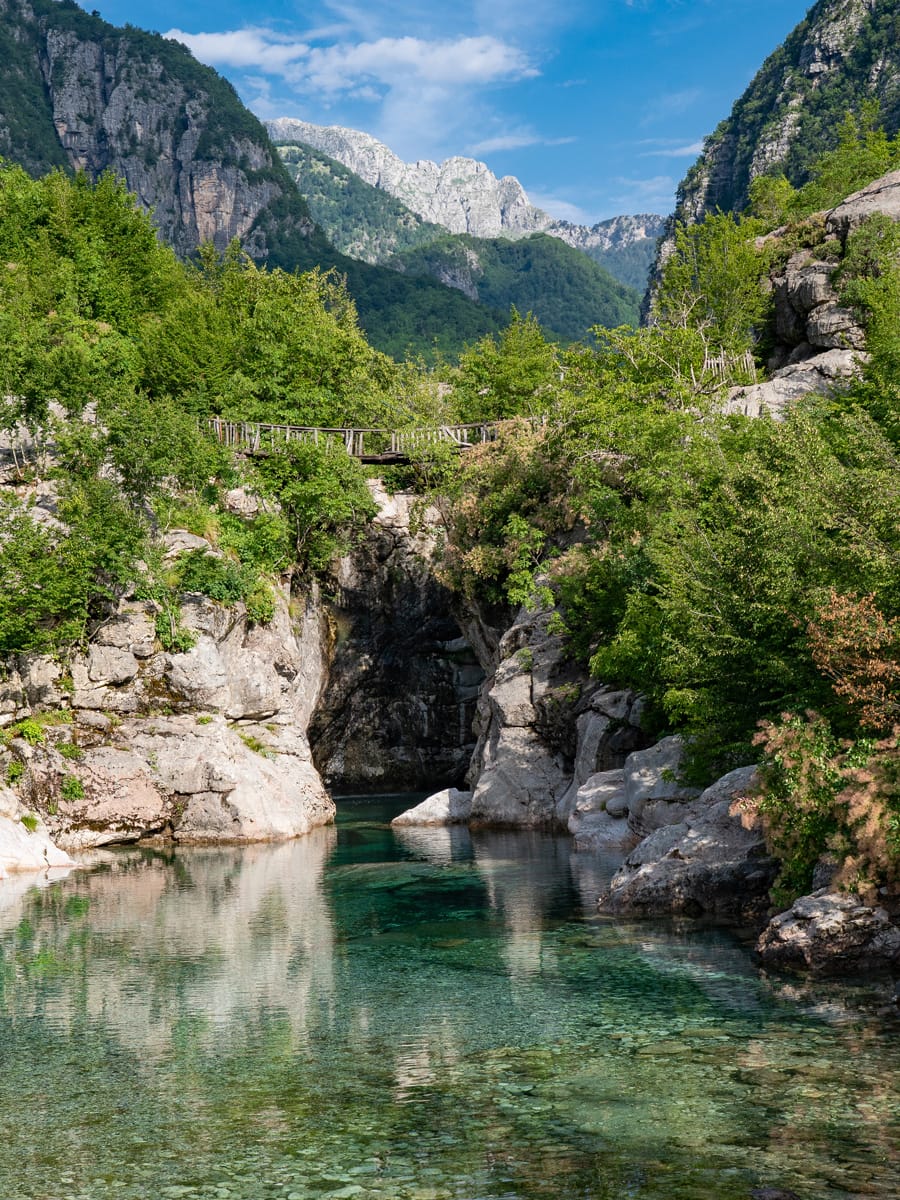 Türkisfarbenes Wasser im Nderlysa-Canyon am Start der Wanderung zum Blue Eye in Albanien.