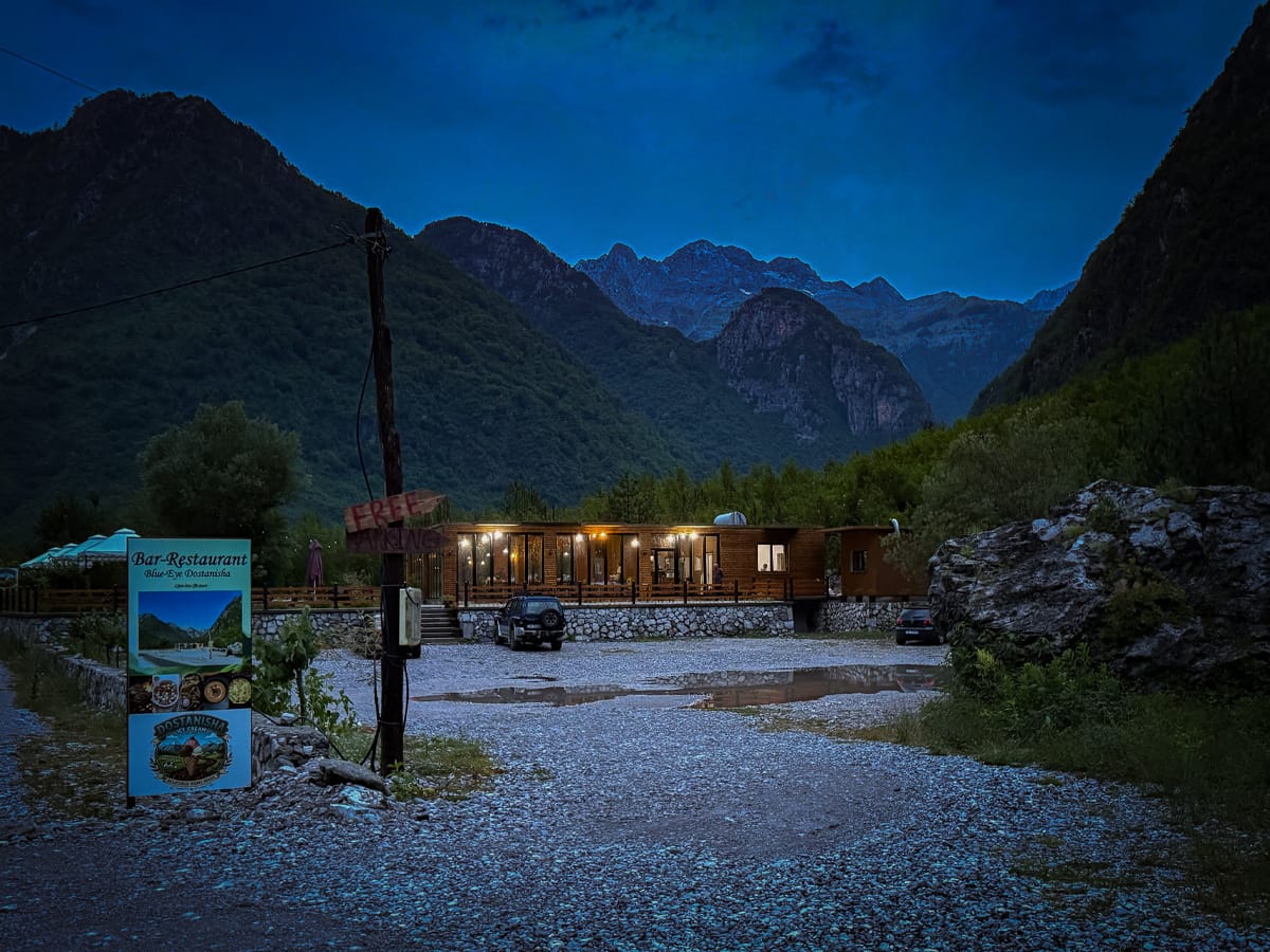 Restaurant in Nderlysaj am Abend vor der Wanderung zum Blue Eye in den Albanischen Alpen.