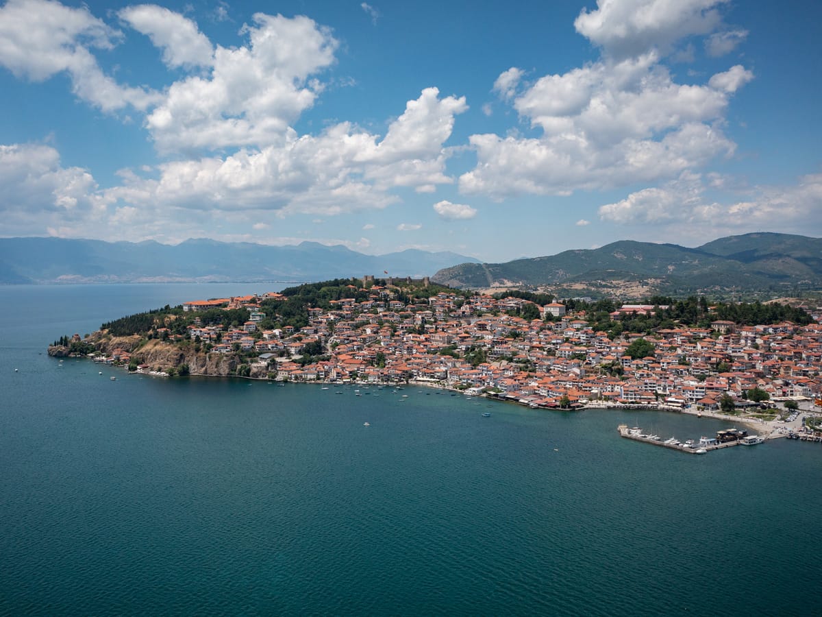Ohrid Altstadt vom Ohridsee aus mit Samuel-Festung
