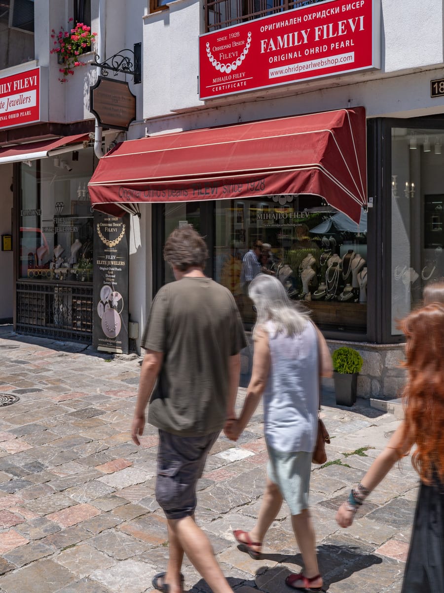 Außenansicht der Ohrid-Perlen-Manufaktur der Familie Filev in der Altstadt von Ohrid.