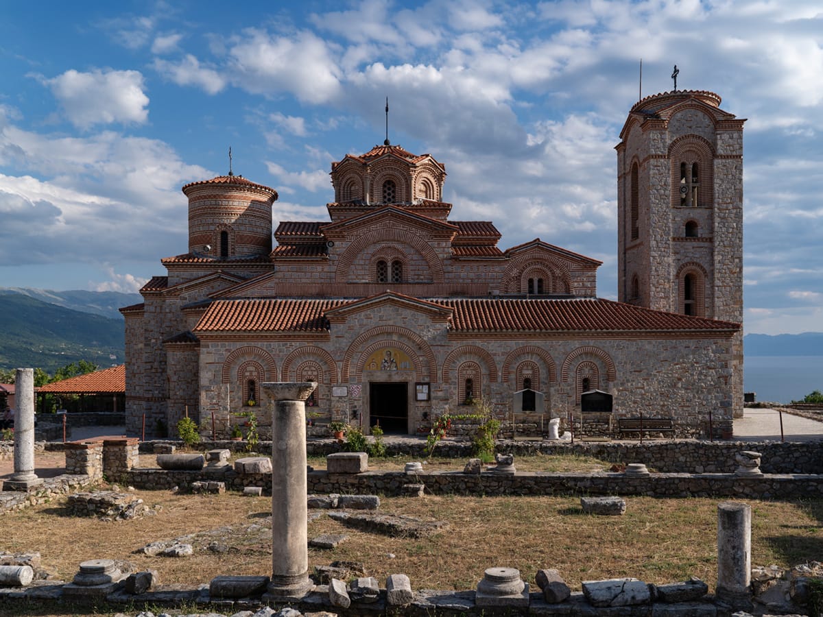 Kirche St. Kliment und Panteleimon auf Plaošnik in Ohrid mit den Fundamenten der frühchristlichen Basilika.