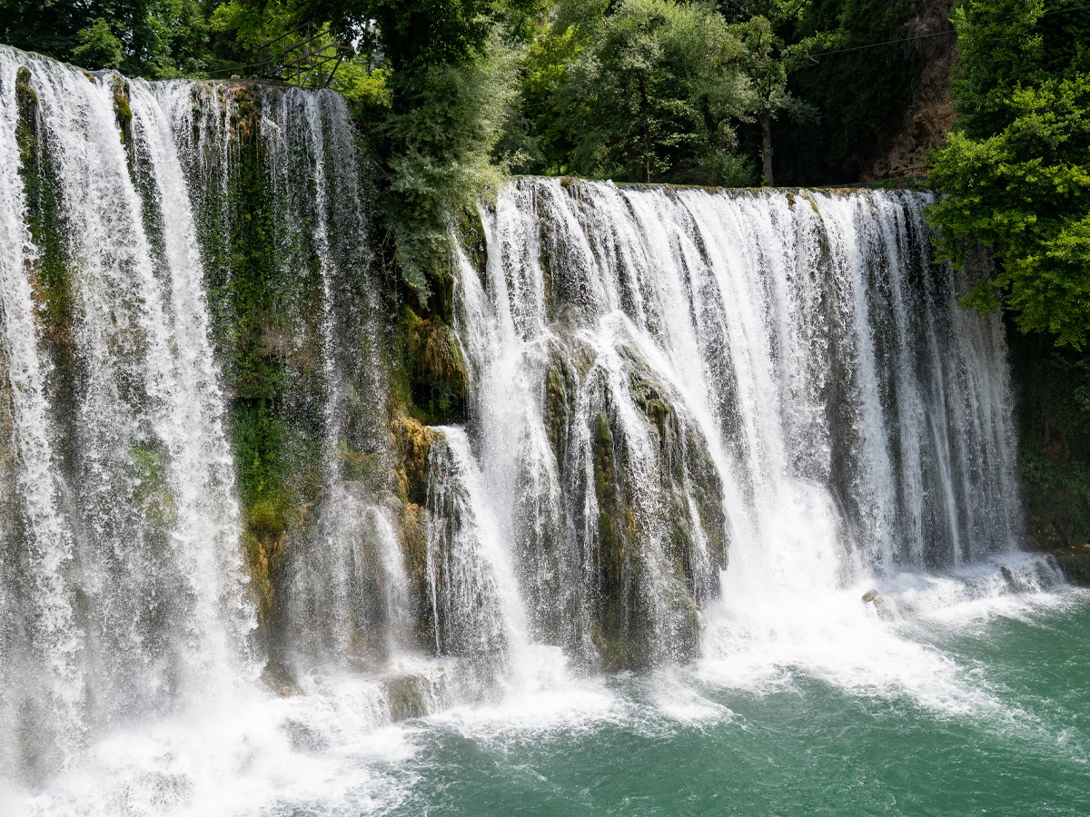 Gesamtansicht des Pliva-Wasserfalls in Jajce