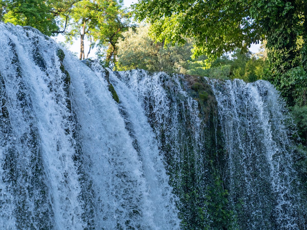 Nahaufnahme des Pliva-Wasserfalls in Jajce