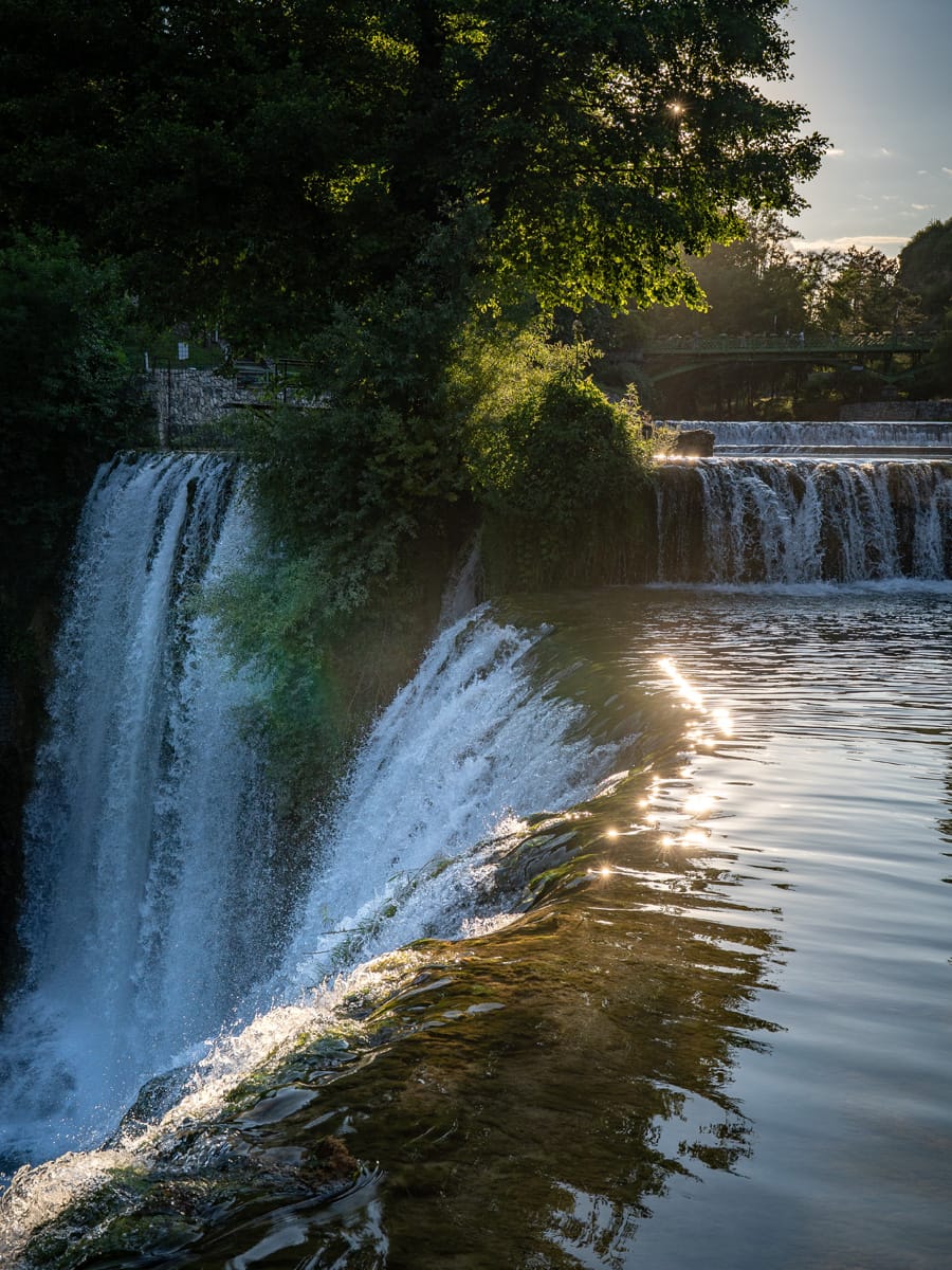 Pliva-Wasserfall in Jajce im Abendlicht