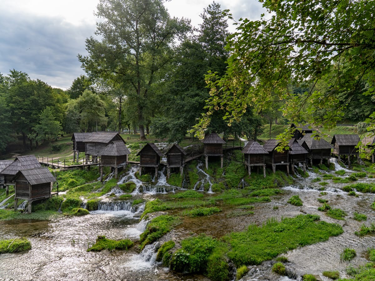 Historische Pliva-Wassermühlen bei Jajce im frühen Morgenlicht mit vielen kleinen Wasserläufen.