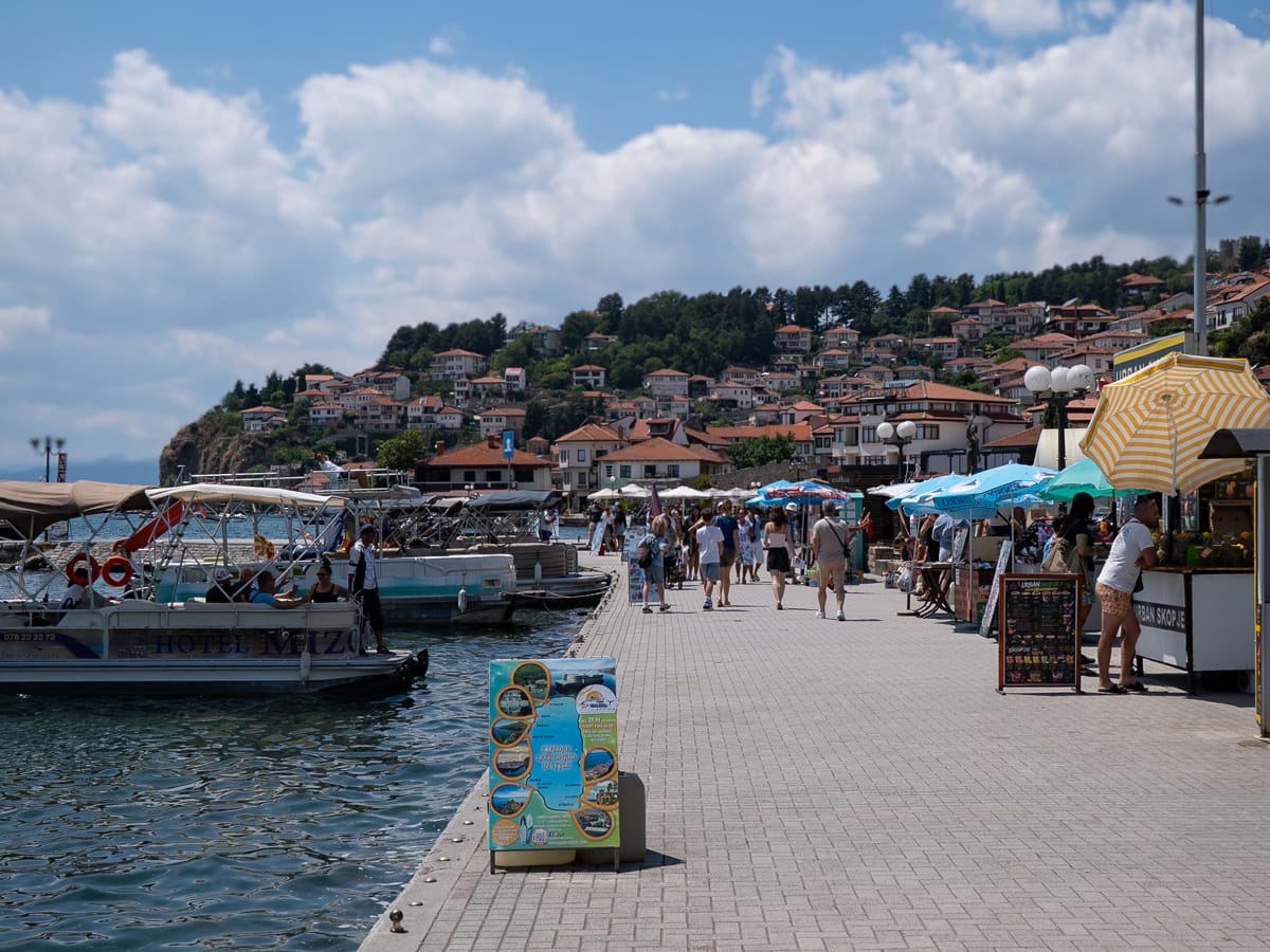 Promenade und Bootsanleger an der Altstadt von Ohrid am Ohridsee
