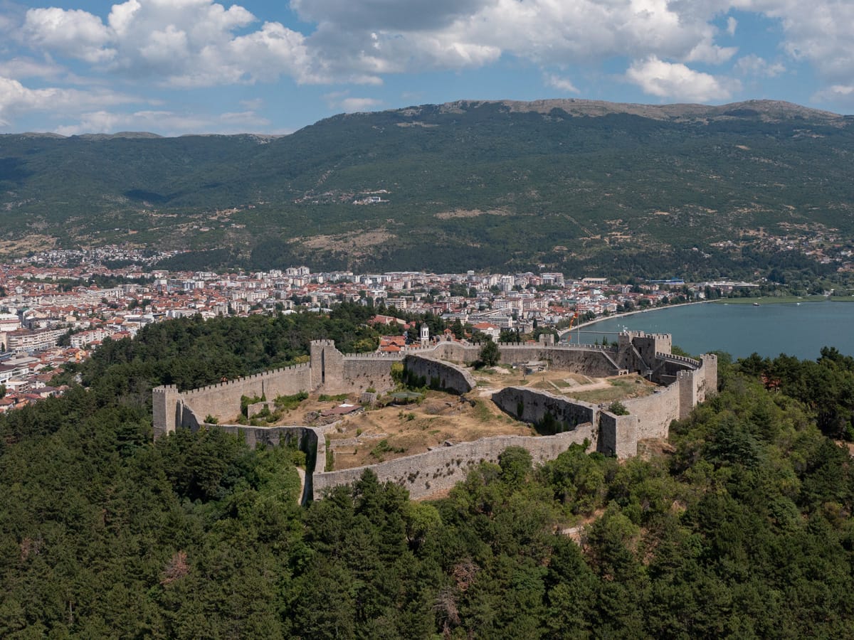 Drohnenaufnahme der Samuel-Festung in Ohrid mit Altstadt und Ohridsee im Hintergrund