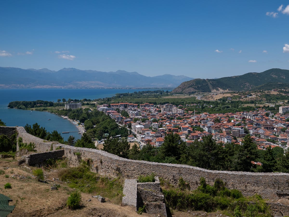 Panoramablick von der Samuel-Festung auf die Altstadt von Ohrid und den Ohridsee