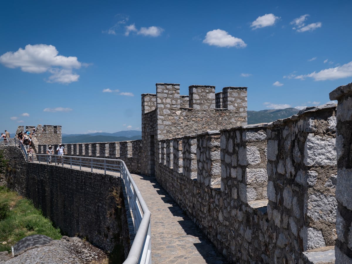 Wehrgang auf der restaurierten Festungsmauer der Samuel-Festung in Ohrid