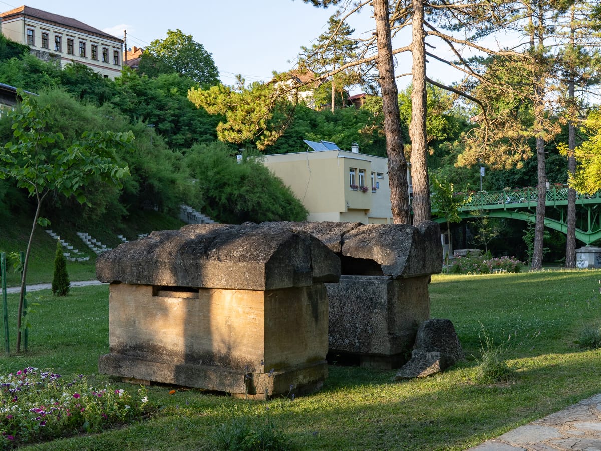 Historische Sarkophage im Park von Jajce