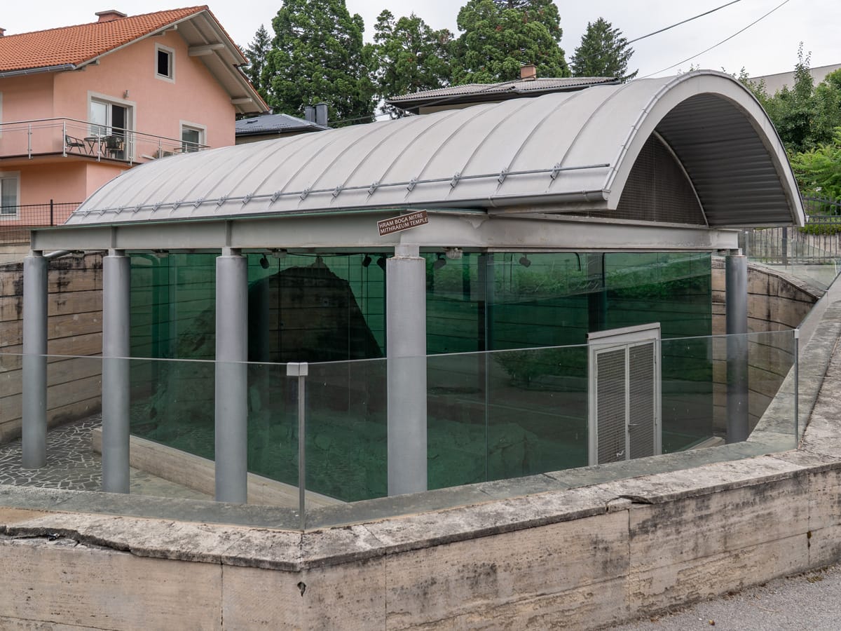 Modernes Schutzgebäude über dem römischen Mithras-Tempel in Jajce, Bosnien-Herzegowina.