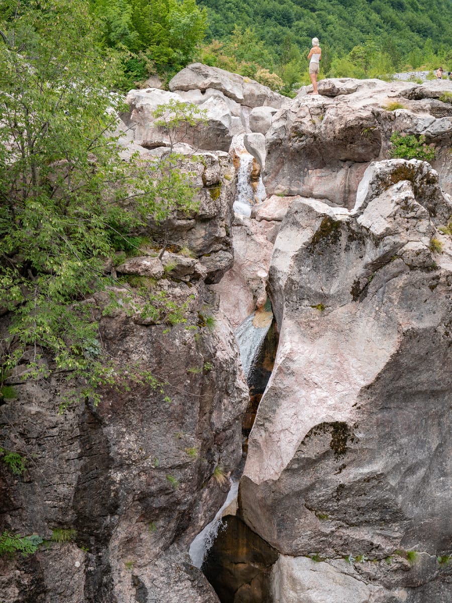 Steingärten von Nderlysa mit ausgewaschenen Kalksteinformationen und kleinem Wasserfall in den Albanischen Alpen