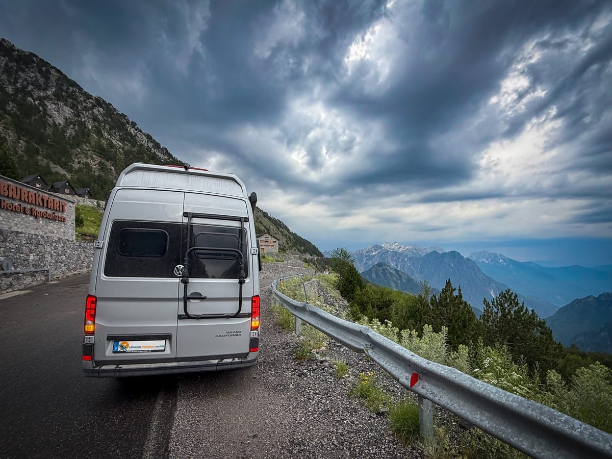 Grand California auf dem Pass vor Theth unter dunklen Gewitterwolken in den Albanischen Alpen