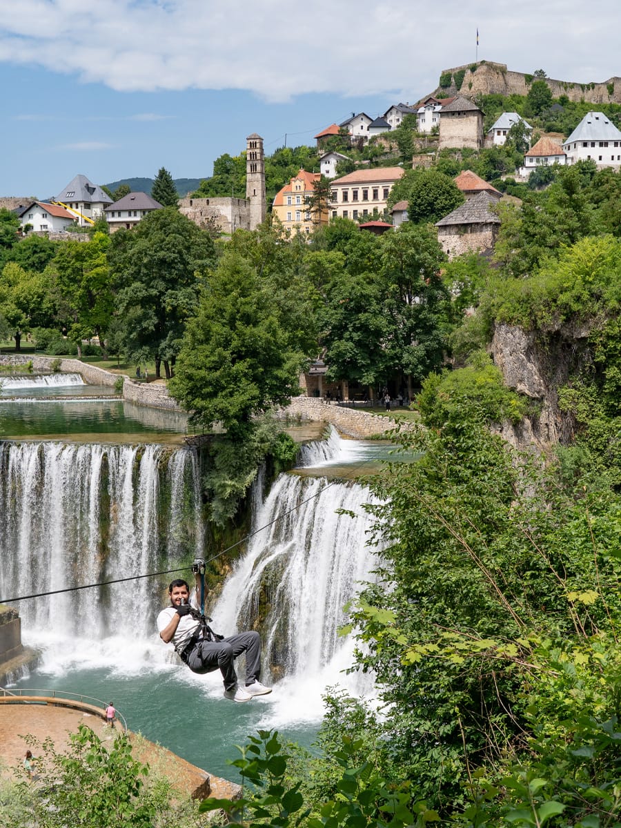 Zipline über dem Pliva-Wasserfall vor der Altstadt von Jajce