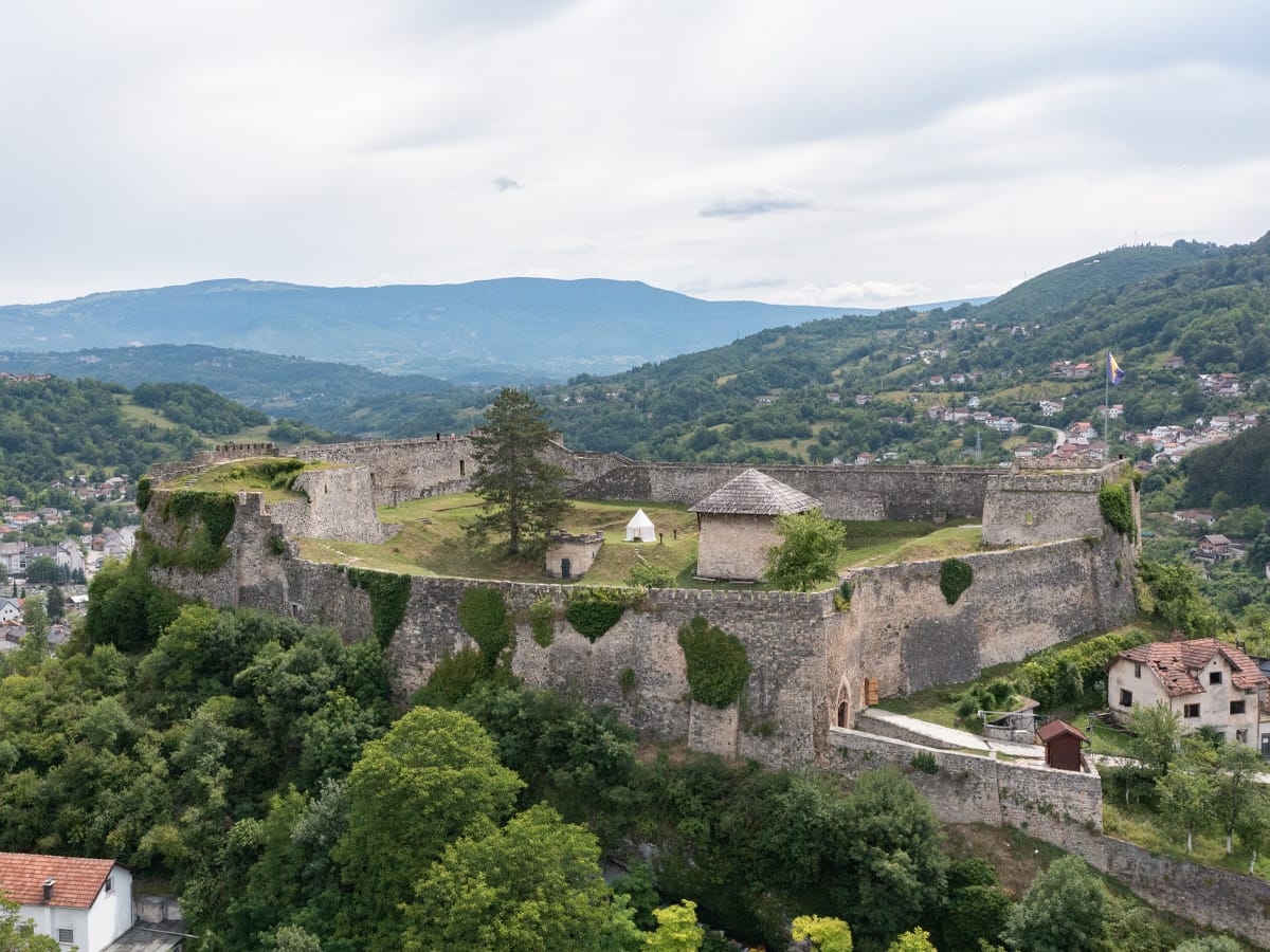 Luftaufnahme der Zitadelle von Jajce über dem Vrbas-Tal